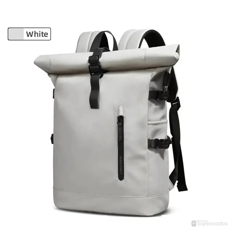 Sac a dos Roll Top femme blanc avec fermeture enroulable, sangles réglables et poche latérale zippée, posé sur fond neutre, idéal pour un look moderne et épuré.