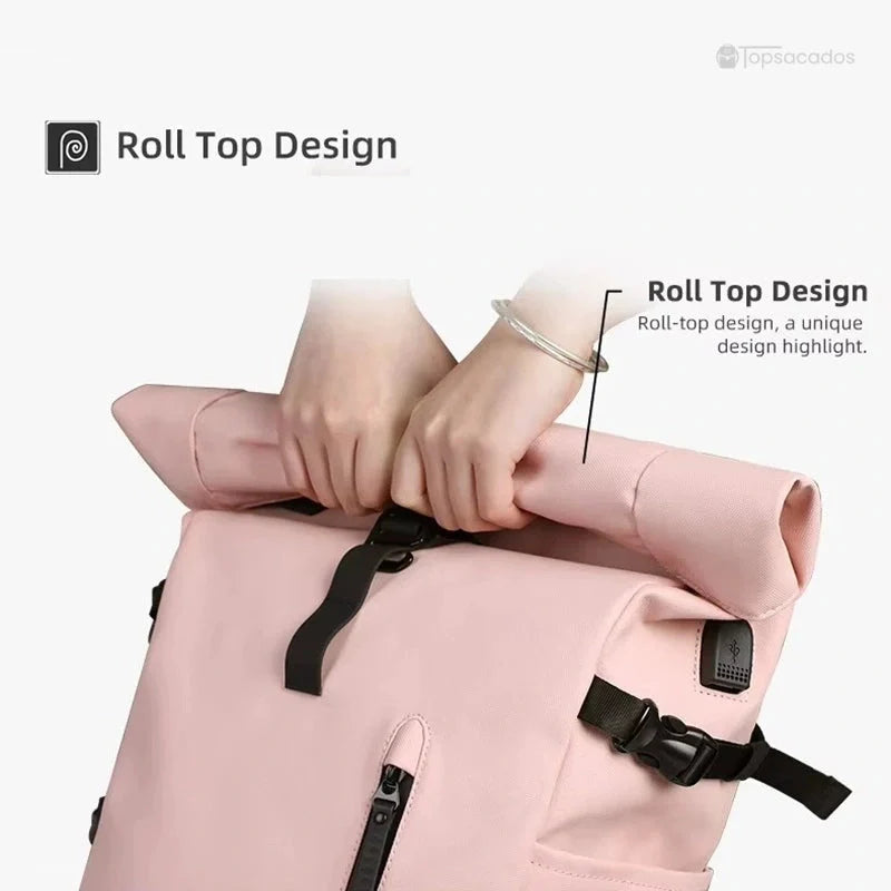 Sac a dos Roll Top pour femme rose avec gros plan sur la main en train d’enrouler le dessus du sac, démontrant le système roll-top sécurisé et ajustable.