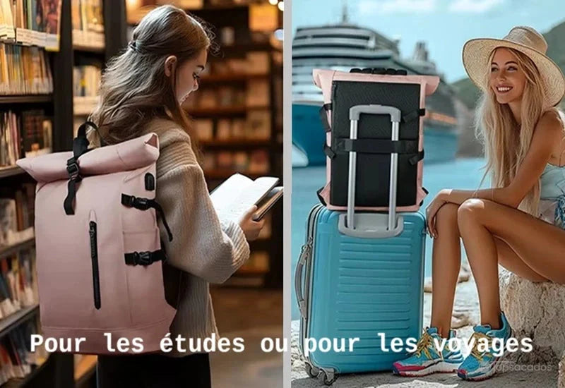 Sac a dos Roll Top pour femme en contexte d’étude et de voyage, posé sur le sol entre une étudiante avec livre et une femme en robe assise près d’une valise.
