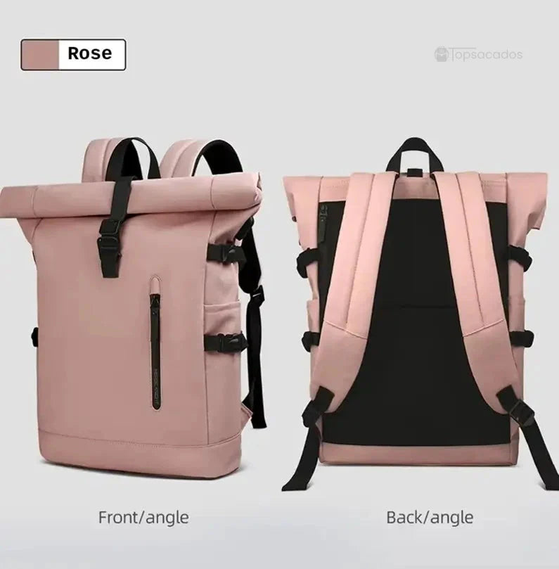 Sac a dos Roll Top pour femme rose pâle affiché en vue avant et latérale, avec poignées, bretelles réglables et poche verticale centrale.
