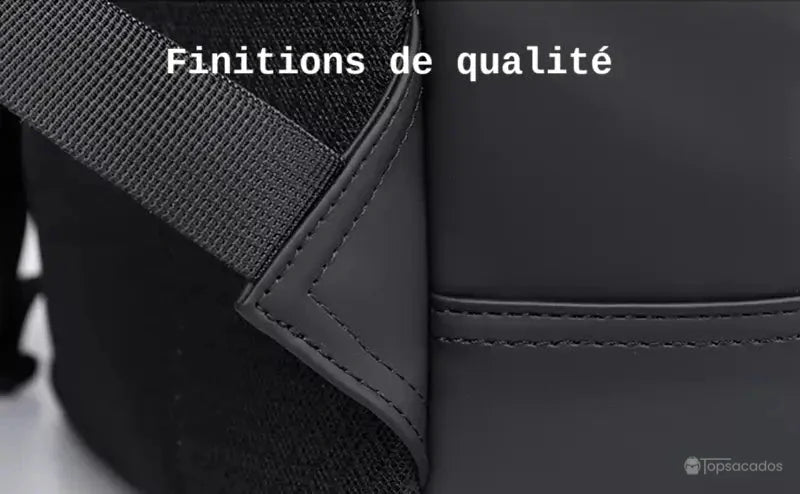 Sac a dos Roll Top en zoom sur les coutures solides et les finitions soignées en tissu renforcé, mettant en avant la qualité de fabrication et la durabilité du sac.