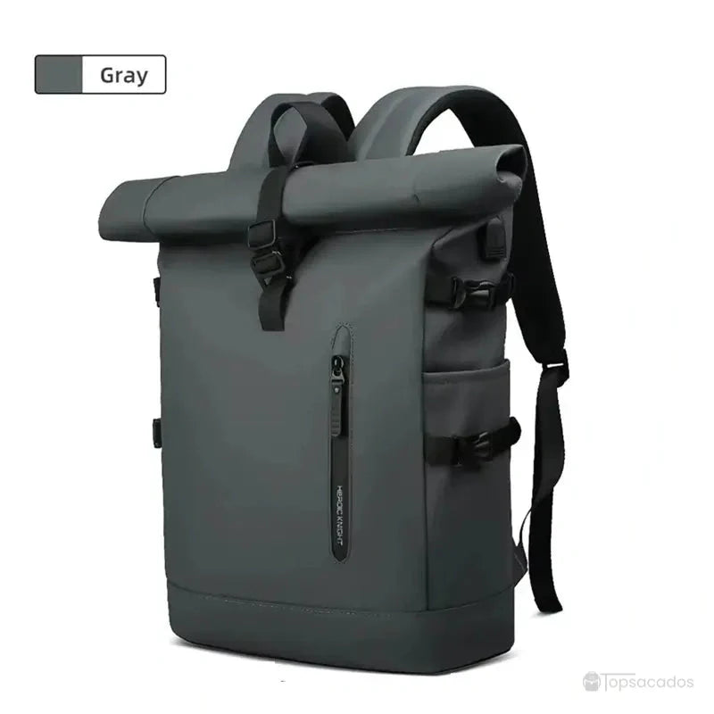 Sac a dos Roll Top gris foncé, vue de trois quarts avec ses sangles latérales ajustables et sa silhouette verticale, parfait pour les trajets quotidiens et les escapades.