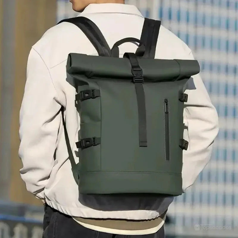 Sac a dos Roll Top porté sur le dos d’un mannequin en tenue urbaine, en extérieur sur fond de bâtiments flous, illustrant le port confortable en ville.