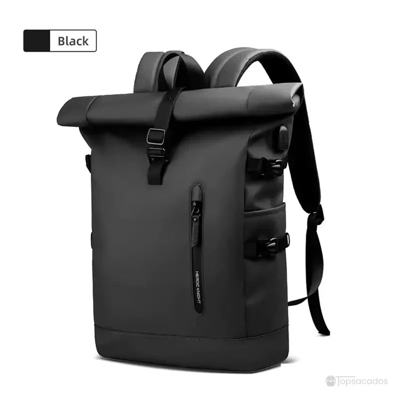 Sac a dos Roll Top noir vu de profil, mettant en évidence les bretelles ergonomiques, la fermeture enroulable et les multiples poches pratiques pour un usage quotidien.