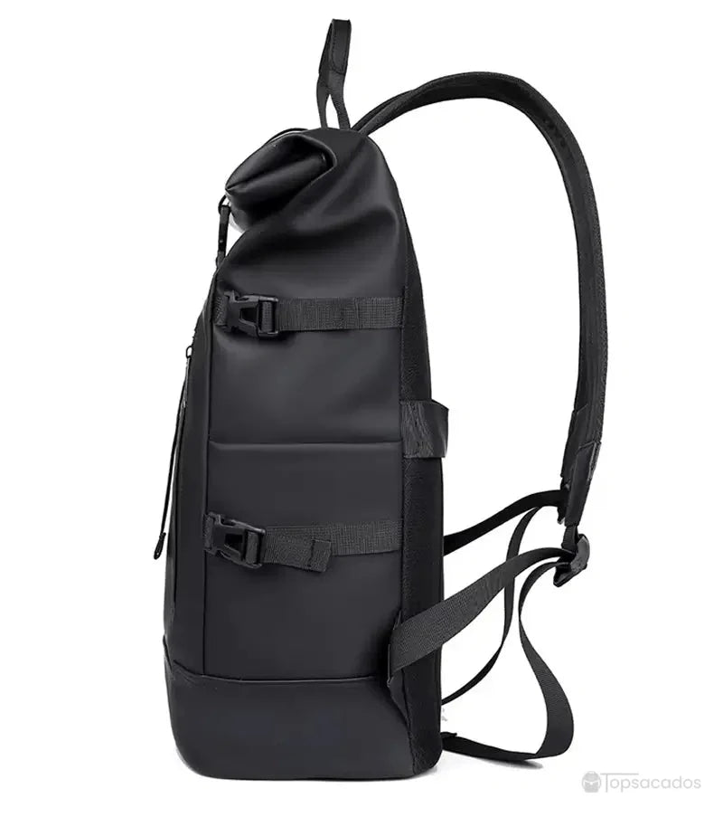 Sac a dos Roll Top noir vu de profil, mettant en valeur son design fin, sa fermeture enroulable et ses deux poches latérales pour un rangement rapide.