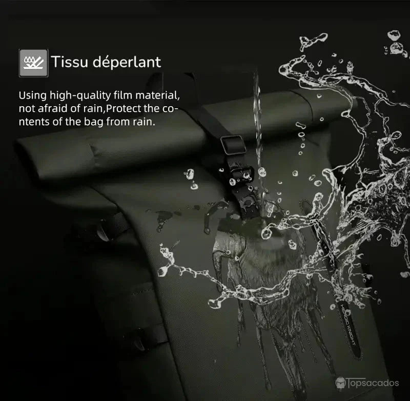 Sac a dos Roll Top avec gros plan sur le tissu déperlant vert foncé, exposé à des éclaboussures d’eau, illustrant son excellente protection contre l’humidité.