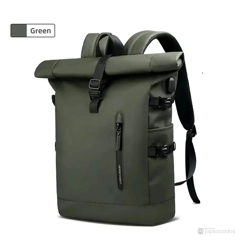 Sac a dos Roll Top vert kaki, vu de face, avec fermeture enroulable et sangles latérales robustes, parfait pour les activités urbaines ou outdoor.