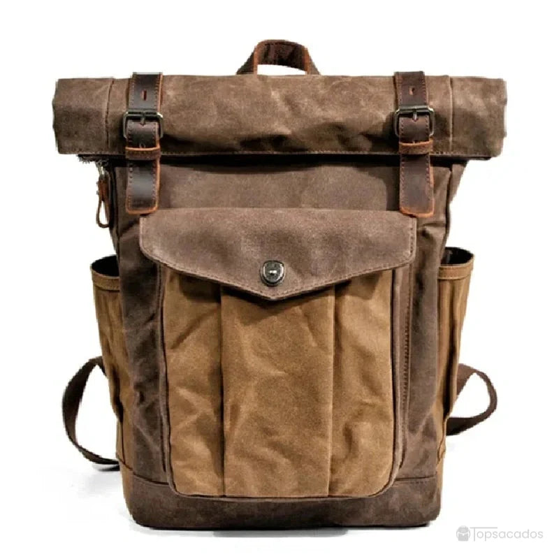 Sac à dos rolltop vintage homme marron foncé vu de face, avec poche frontale plissée et détails en cuir