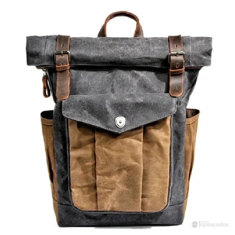 Sac à dos rolltop vintage homme gris foncé vu de face, avec poches latérales et rabat à boucles en cuir