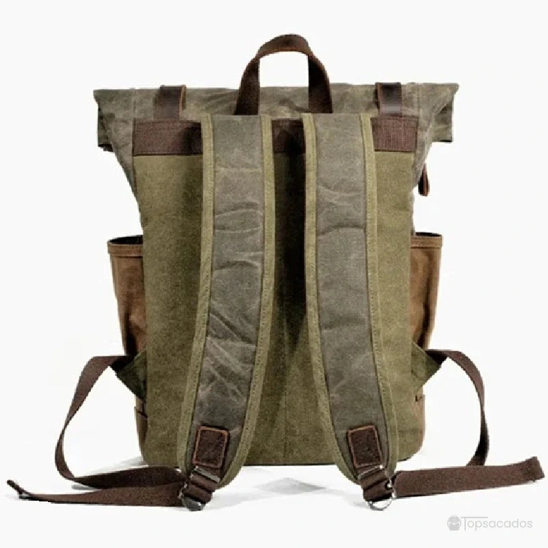 Sac à dos rolltop vintage homme vu de dos, avec bretelles matelassées et poches latérales visibles