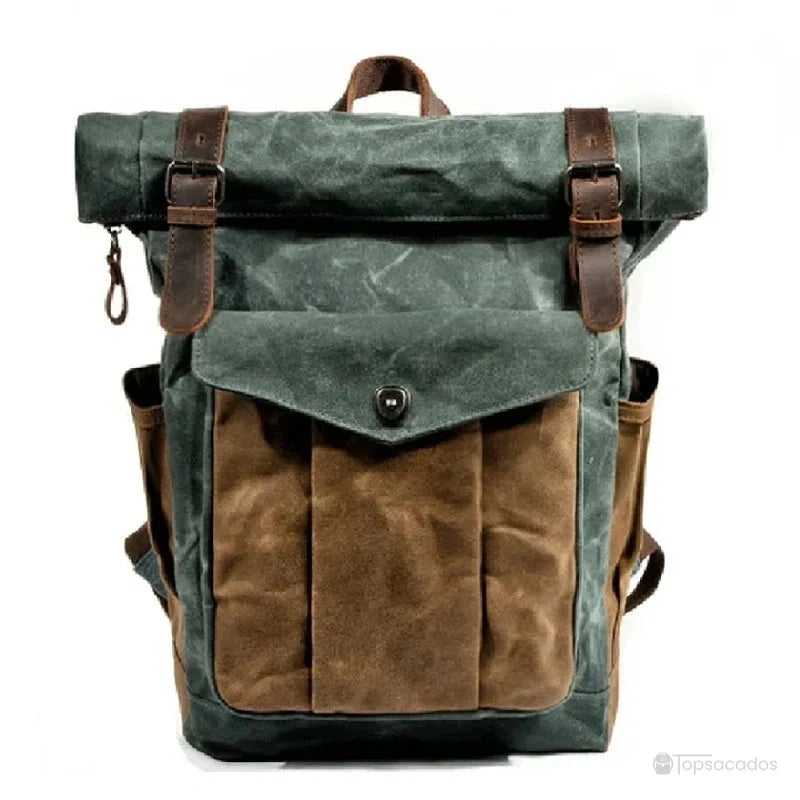 Sac à dos rolltop vintage homme vert bouteille avec rabat marron, photographié de face