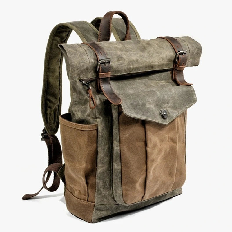 Sac à dos rolltop vintage homme vu en perspective, avec poches latérales et sangles en cuir