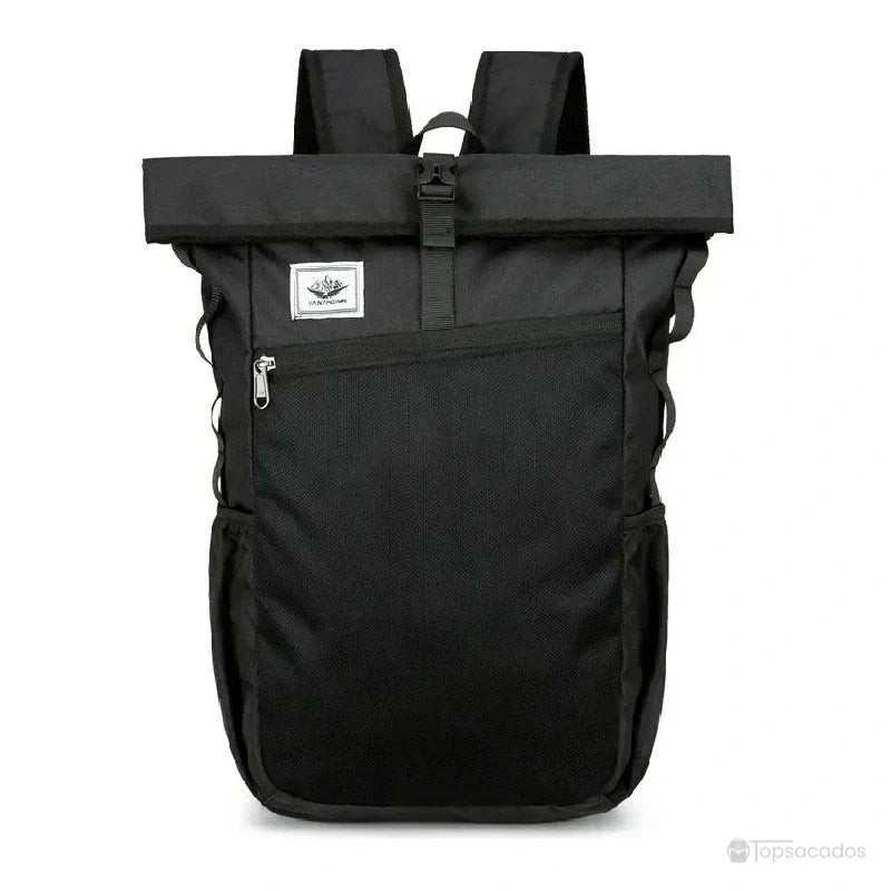 Sac à dos roulé noir avec grande poche frontale, boucle centrale et bretelles épaisses, présenté de face sur fond blanc.
