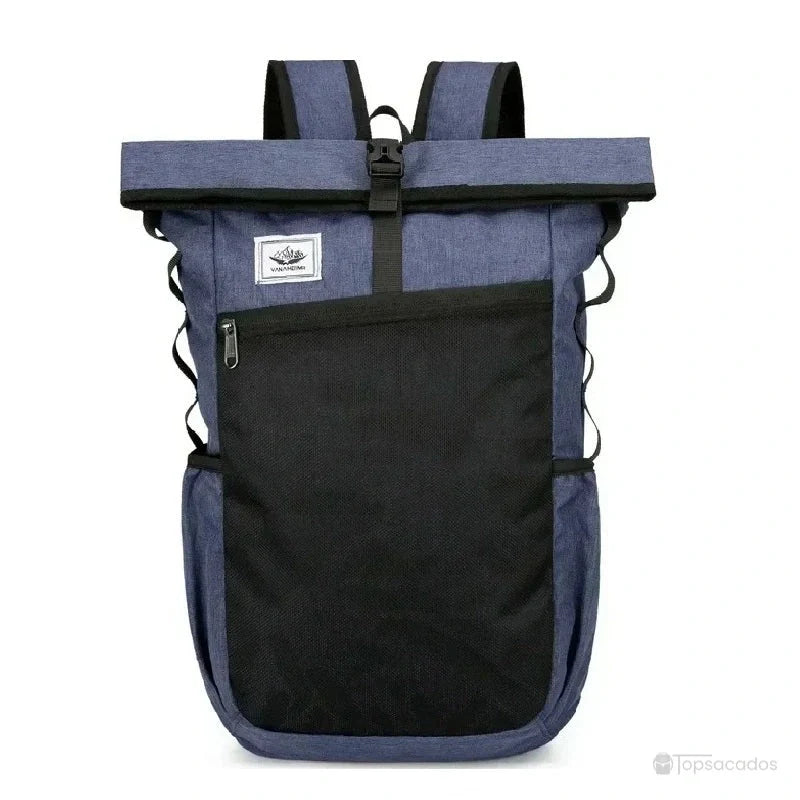 Sac à dos roulé bleu marine avec poche frontale noire et fermeture à boucle, présenté de face sur fond neutre.