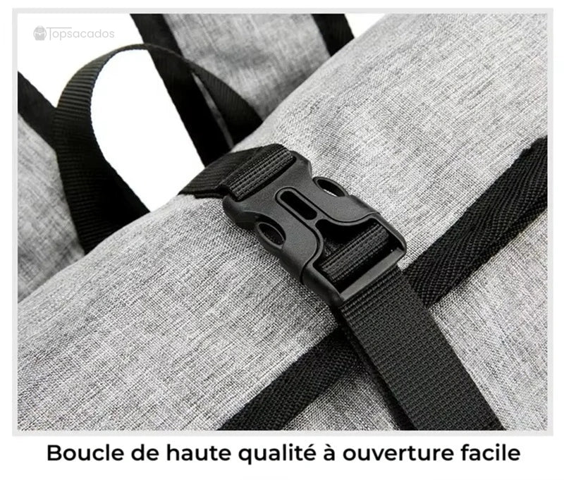 Sac à dos roulé vu en gros plan sur la boucle centrale noire fixée sur un rabat gris chiné, mettant en avant la fermeture facile.