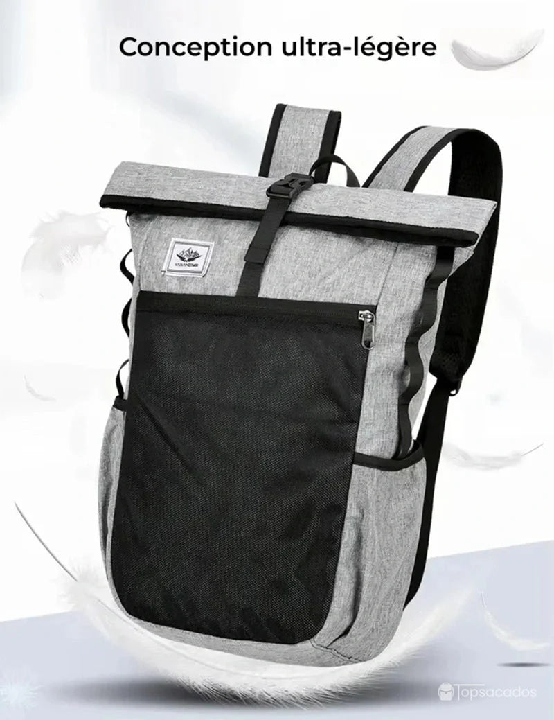 Sac à dos roulé gris clair avec poche noire et boucle centrale, illustré dans un environnement léger avec plumes blanches pour souligner sa légèreté.