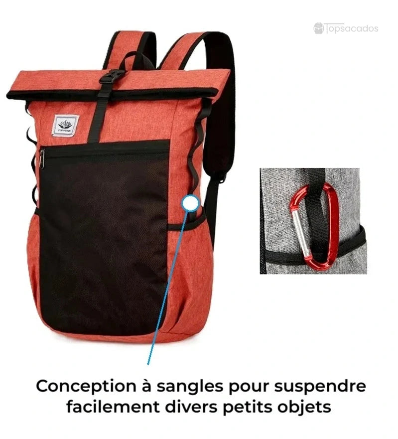 Sac à dos roulé orange avec système de sangles latérales pour attacher facilement des objets, mousqueton rouge mis en avant en détail.