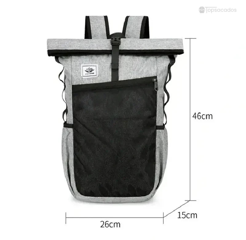 Sac à dos roulé gris avec mesures visibles : 46 cm de hauteur, 26 cm de largeur et 15 cm de profondeur, présenté de face.