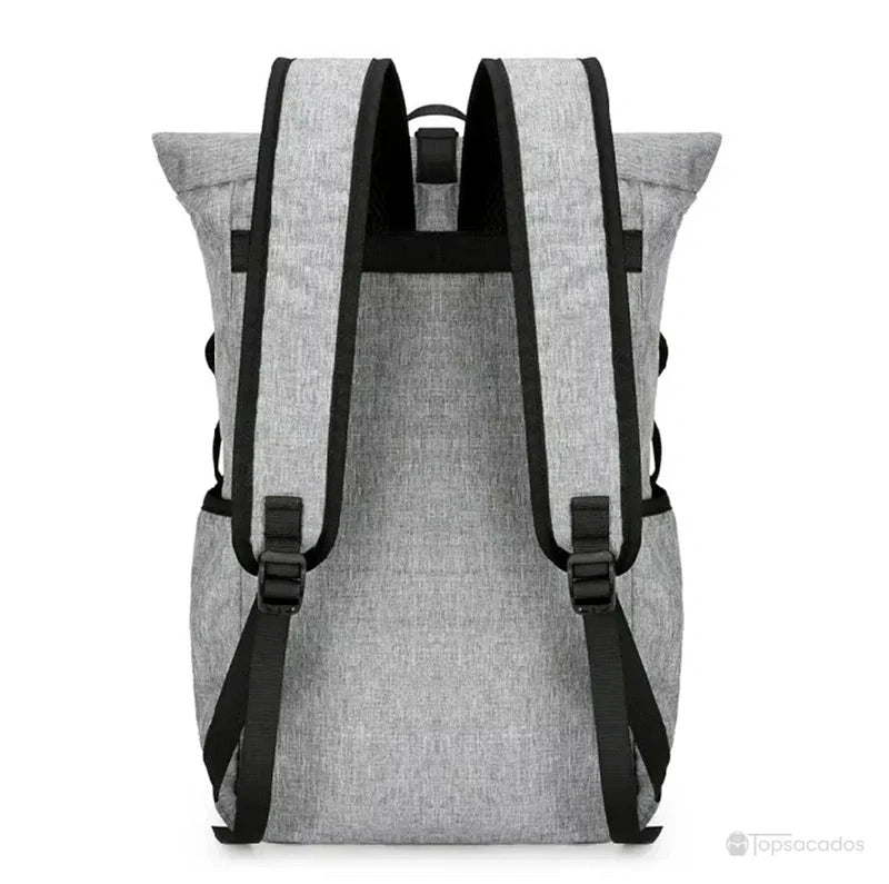 Sac à dos roulé vu de dos, bretelles larges grises rembourrées, l’arrière du sac étant visible en entier sur fond blanc.