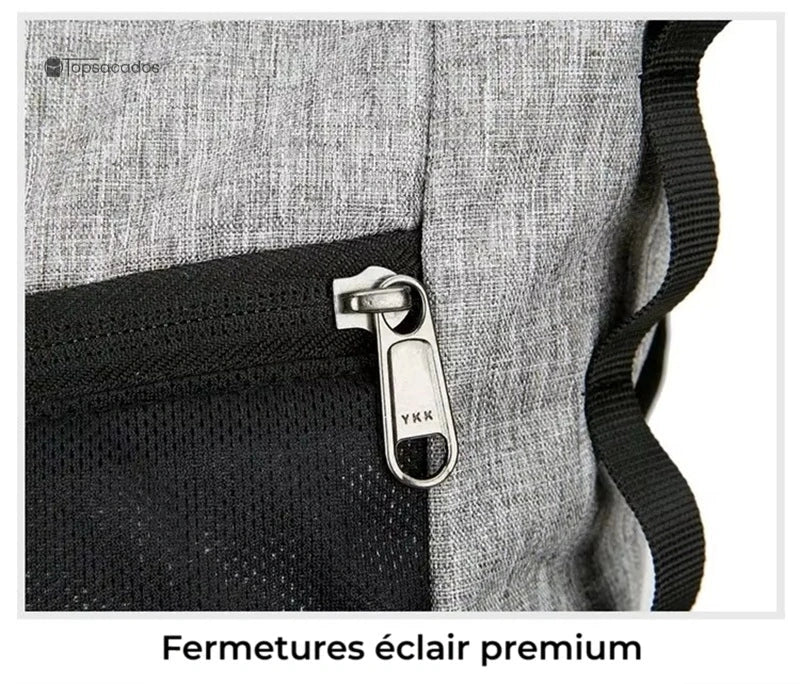 Sac à dos roulé avec fermeture éclair YKK métallique de haute qualité, gros plan sur le zip d’une poche avant noire sur fond gris chiné.