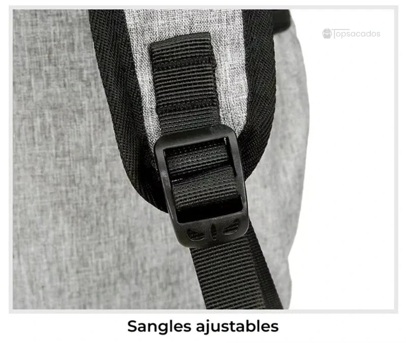 Sac à dos roulé avec zoom sur sangle d’épaule noire réglable, fixation solide et tissu gris résistant.