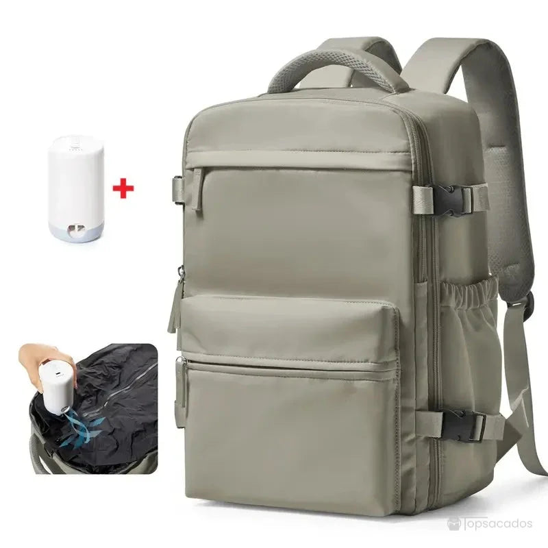 Sac à dos sous vide marron clair avec démonstration de la pompe électrique utilisée pour compresser le contenu dans un environnement neutre.