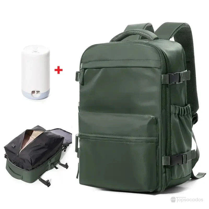 Sac à dos sous vide vert forêt équipé d'une pompe électrique de compression, mis en scène sur fond blanc pour démonstration d'utilisation.