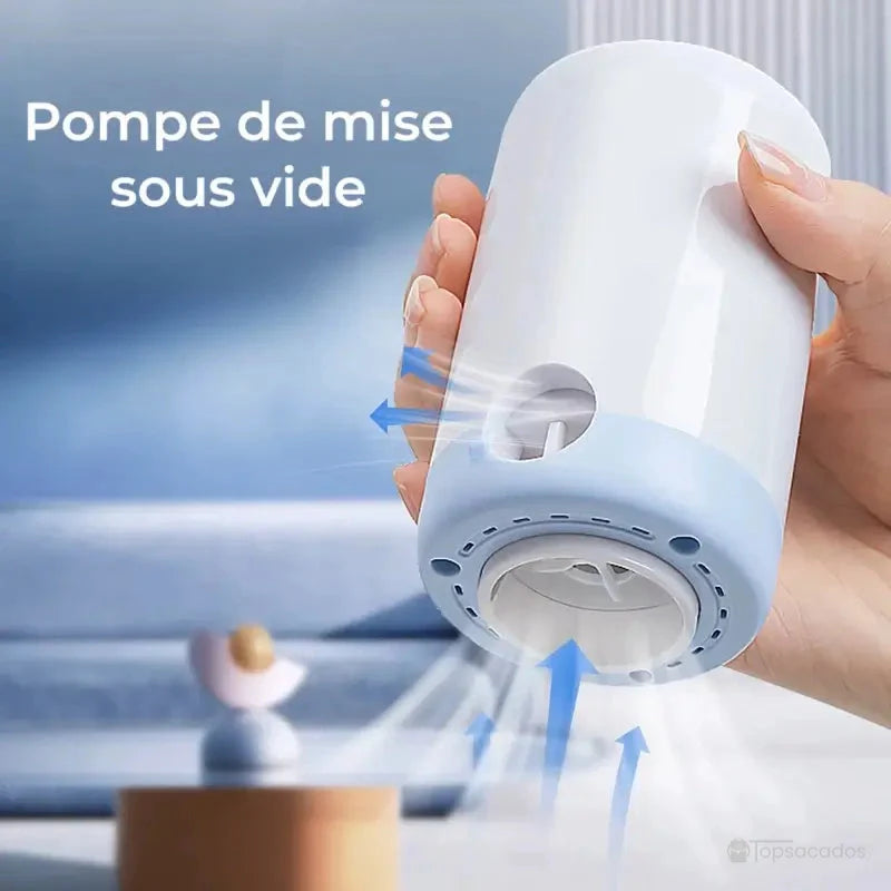 Sac à dos sous vide avec gros plan sur la pompe de mise sous vide électrique blanche et bleue, posée dans un salon lumineux.