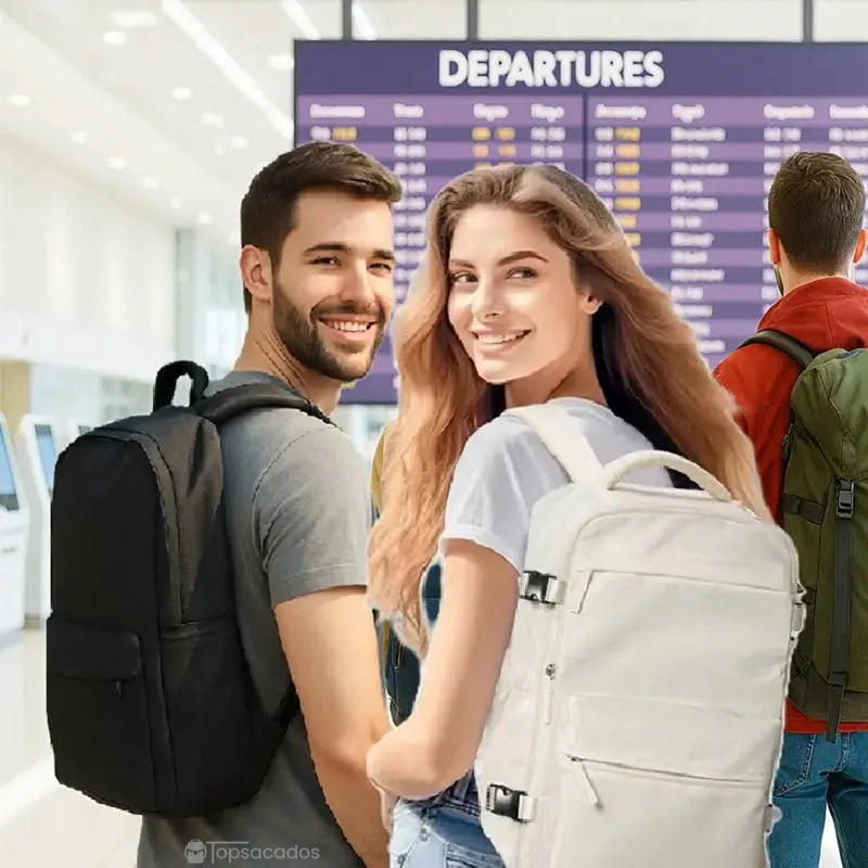Sac à dos sous vide porté par un couple souriant à l'aéroport devant un panneau des départs, ambiance de voyage dynamique.