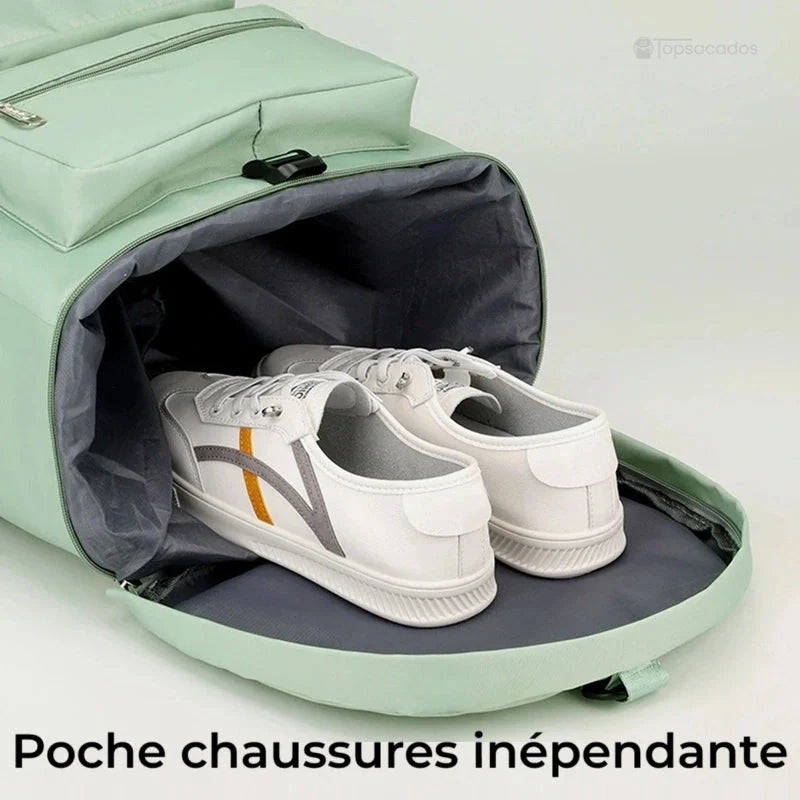 Sac à dos sport grand volume avec compartiment chaussures ouvert contenant une paire de baskets blanches.