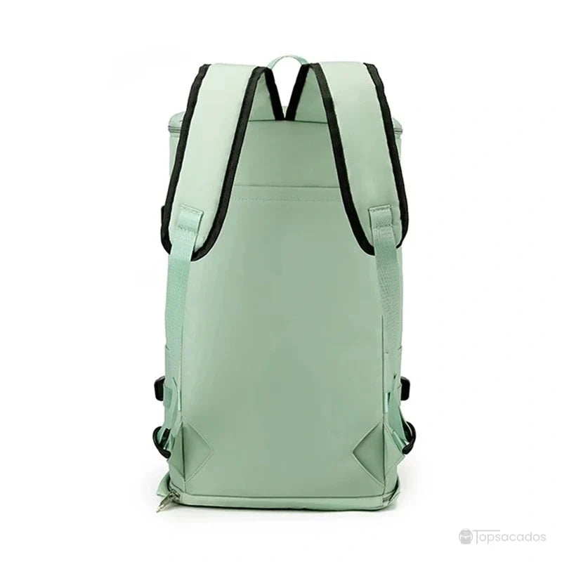 Sac à dos sport grand volume vu de dos, avec larges bretelles confortables et design épuré vert menthe.