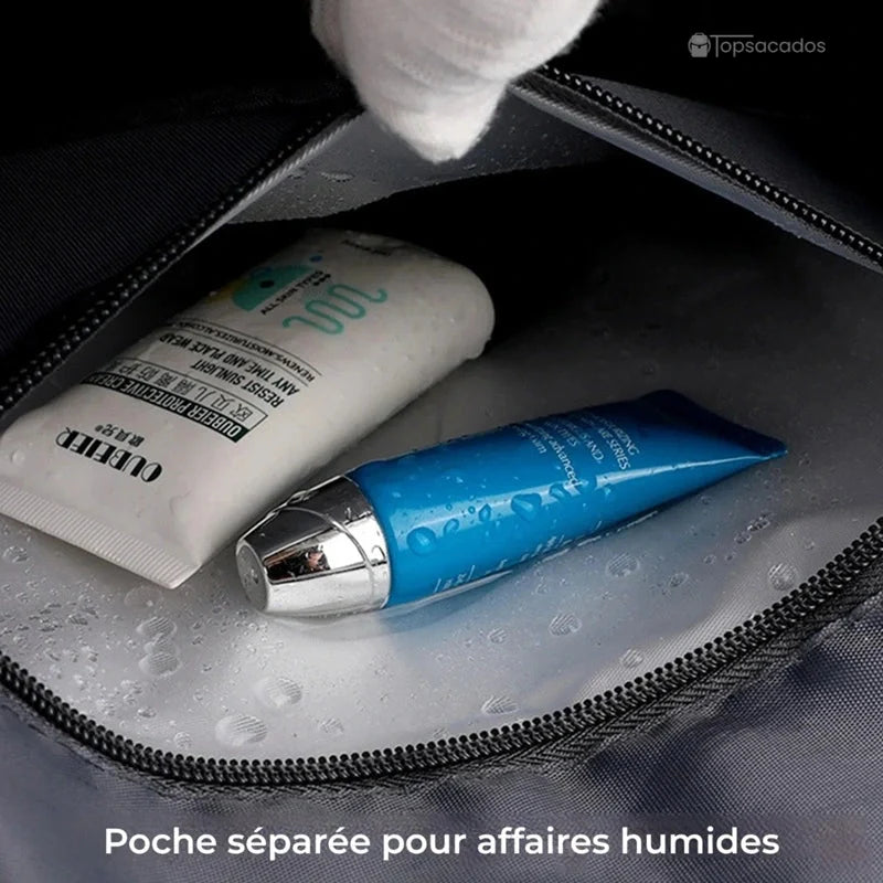 Sac à dos sport grand volume avec compartiment étanche contenant des produits de toilette, conçu pour séparer les affaires humides.