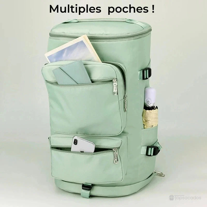 Sac à dos sport grand volume vert rempli d’accessoires variés, mettant en valeur ses nombreuses poches frontales et latérales.