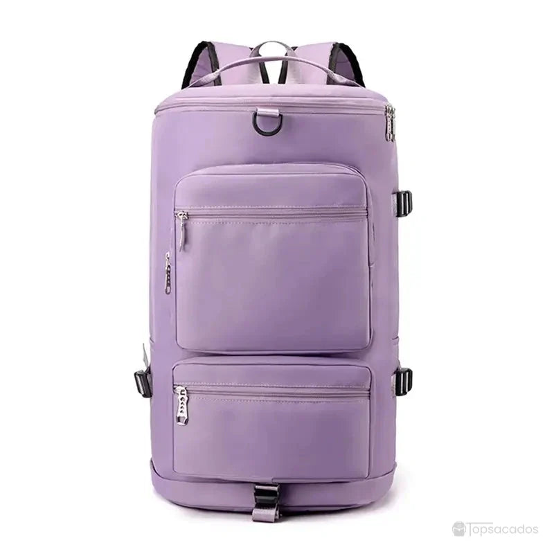 Sac à dos sport grand volume violet présenté de face avec grandes poches zippées, poignées renforcées et design cylindrique.