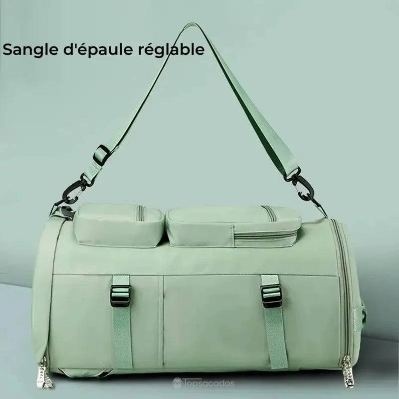 Sac à dos sport grand volume vu de côté avec sangle d’épaule réglable en position bandoulière sur fond vert assorti.