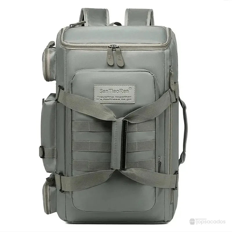 Sac à dos sport gris polyvalent avec design structuré et multiples sangles de maintien, parfait pour le sport et les voyages.