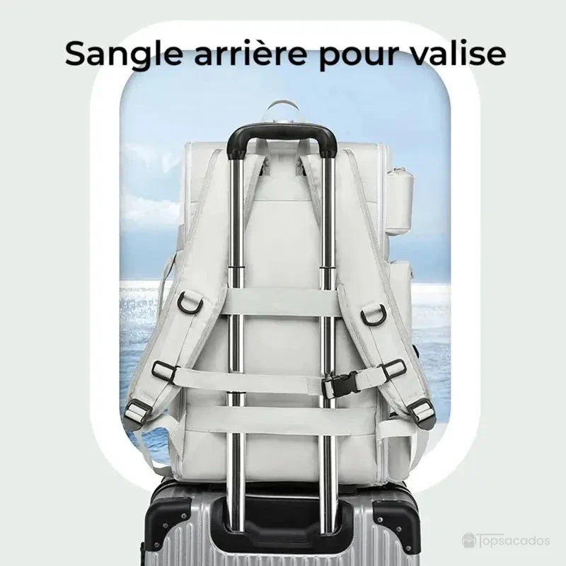 Sac à dos sport fixé à une valise grâce à une sangle arrière, idéal pour les déplacements en voyage ou à l’aéroport.