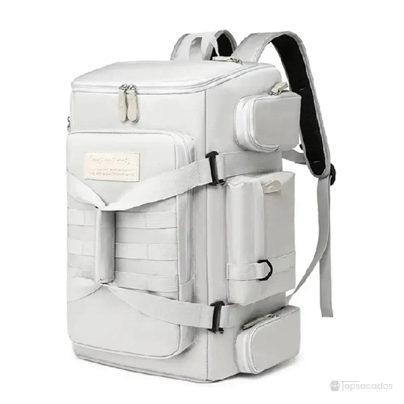 Sac à dos sport blanc rigide à multiples compartiments, avec sangles latérales renforcées et poches latérales visibles, idéal pour les activités sportives et les déplacements.