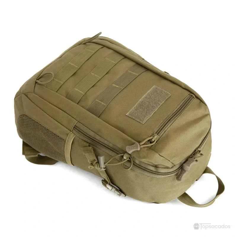 Sac à dos style militaire Femme vu à plat, compartiments renforcés bien visibles, sur fond blanc.