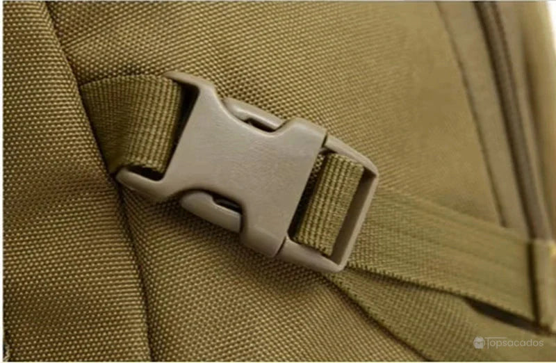 Sac à dos style militaire Femme avec boucle de serrage en plastique robuste, zoom sur la fixation latérale.