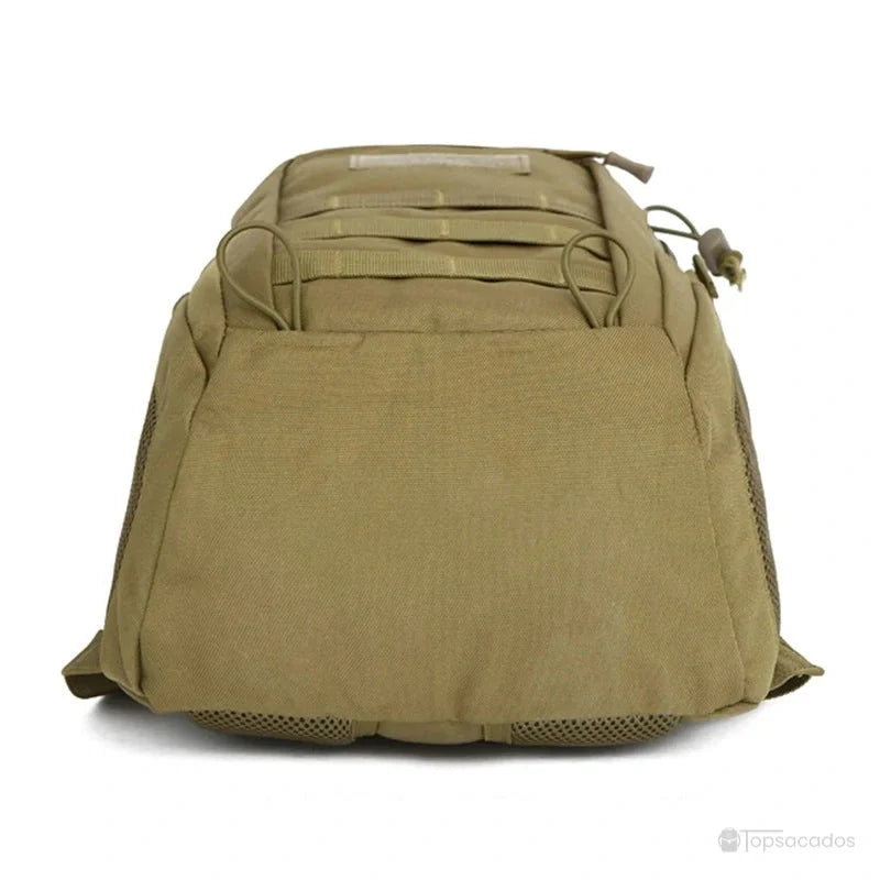 Sac à dos style militaire Femme vu de dessous, présentant les coutures renforcées et les attaches latérales.