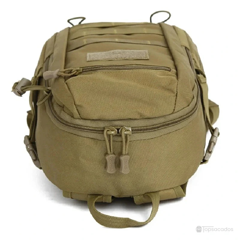 Sac à dos style militaire Femme vu du dessus, ouvertures zippées et sangles visibles, fond clair.