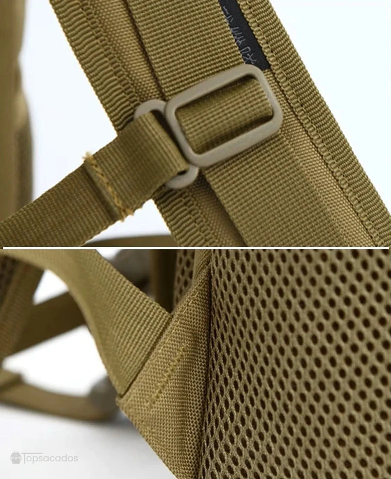 Sac à dos style militaire Femme en gros plan sur les bretelles et la maille respirante du dos.