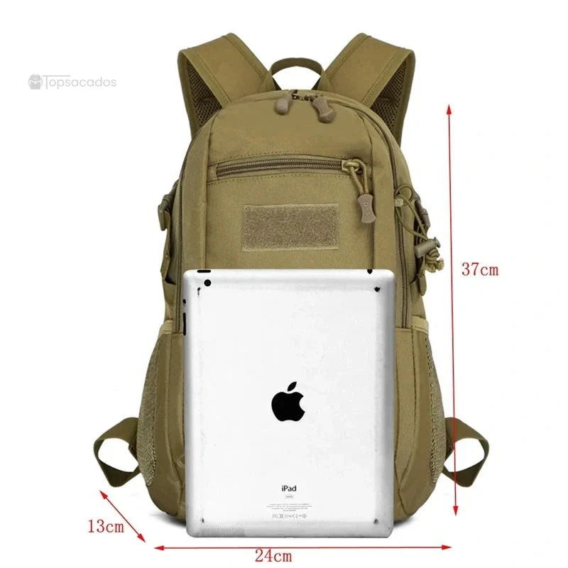 Sac à dos style militaire Femme beige affiché avec ses dimensions exactes et un iPad en comparaison.