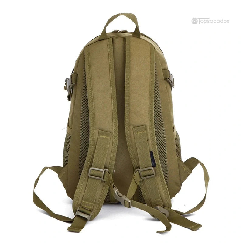 Sac à dos style militaire Femme vu de dos, bretelles réglables et dos rembourré avec maille aérée.