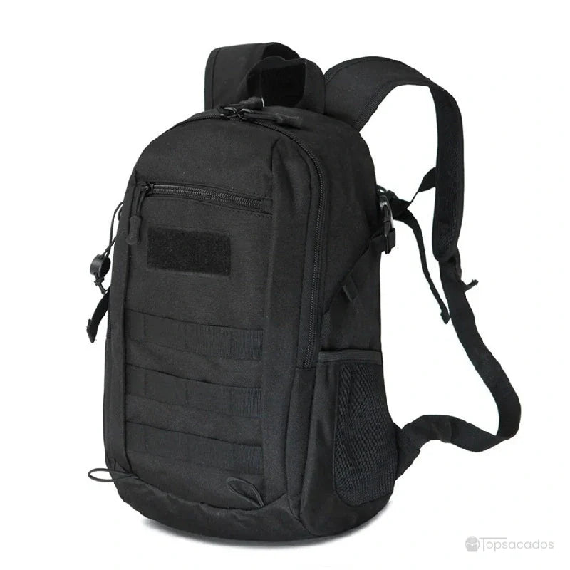 Sac à dos style militaire Femme en version noire, vue de trois-quarts, sur fond blanc neutre.