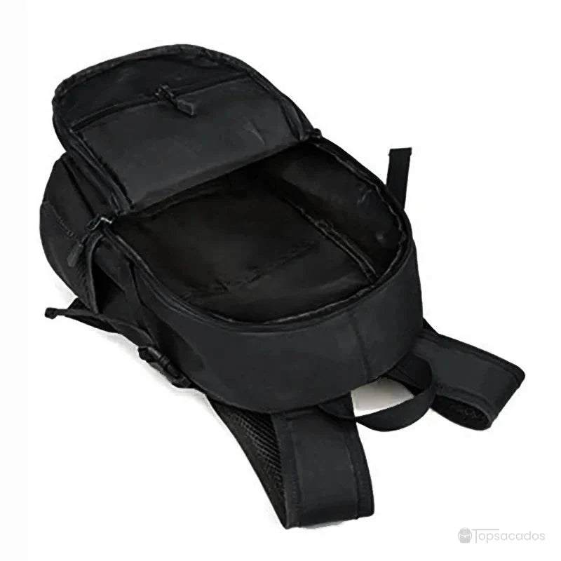 Sac à dos style militaire Femme noir entièrement ouvert, compartiment intérieur spacieux en vue.
