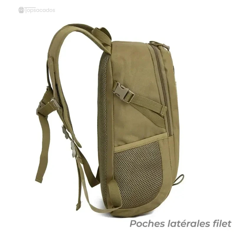 Sac à dos style militaire Femme vu de profil, poches filet latérales bien visibles.