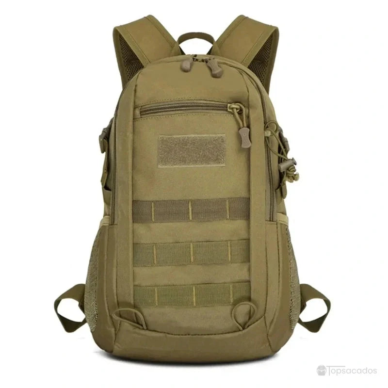Sac à dos style militaire Femme beige en vue de face, compartiments MOLLE visibles, fond blanc épuré.