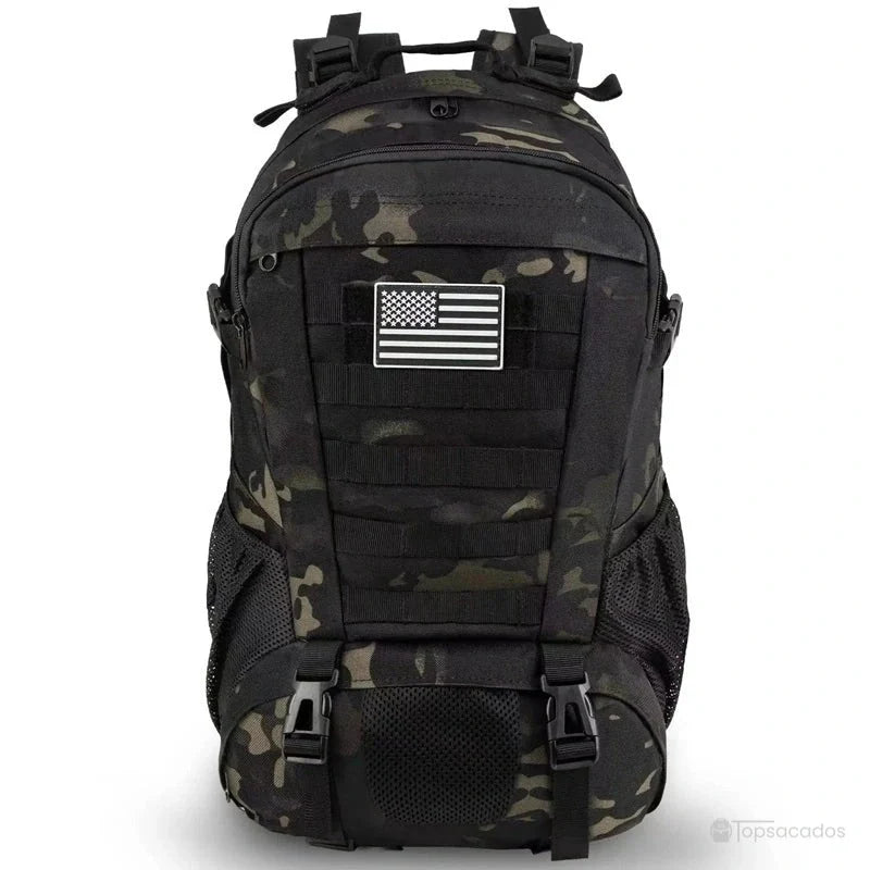 Sac à dos tactique 35 litres camouflage noir et gris foncé avec drapeau américain sur fond blanc